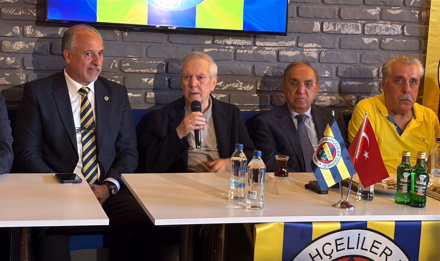 Aziz Yıldırım: İki santrforla görüşüyoruz, ben de devreye girdim