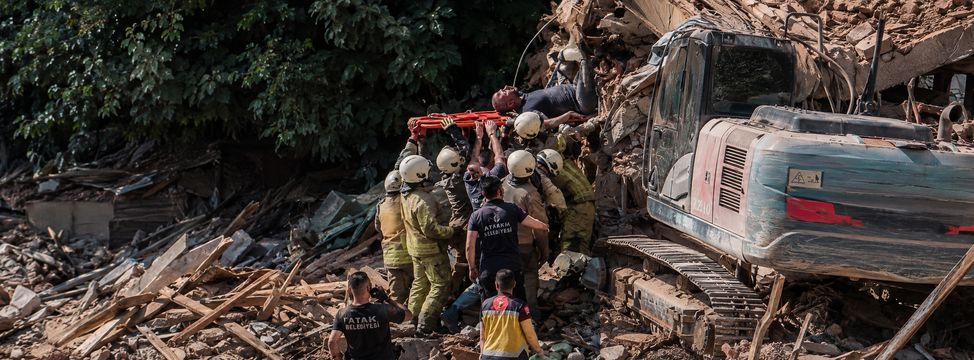 Kontrollü yıkımı yapılan bina iş makinesinin üzerine çöktü