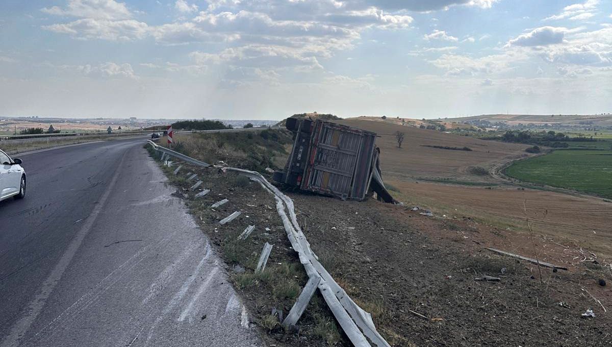 Devrilen buğday yüklü kamyonun şoförü yaralandı