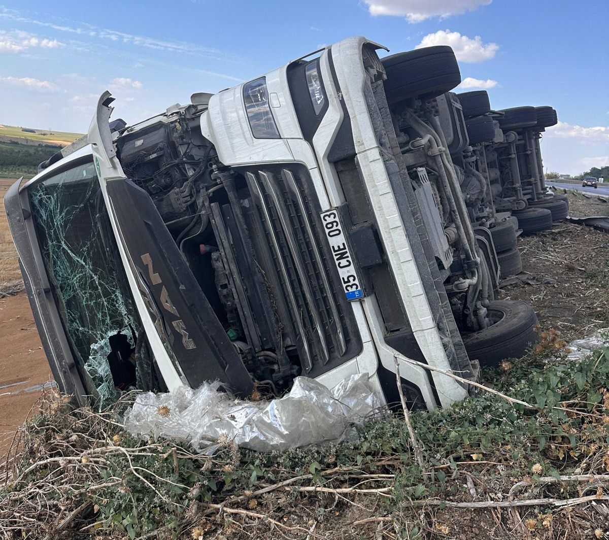 Buğday yüklü kamyon devrildi