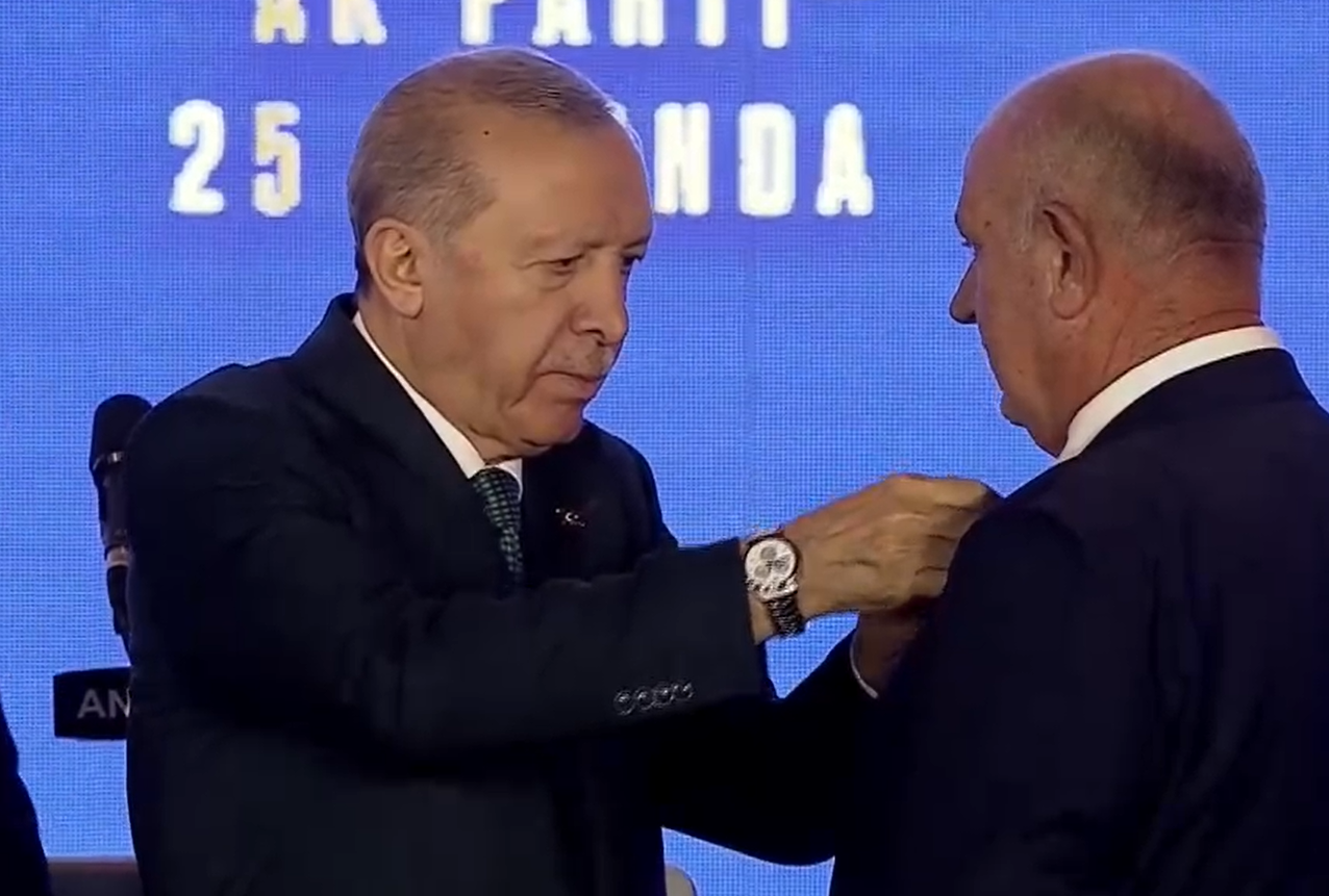 Rozetini Cumhurbaşkanı Erdoğan taktı