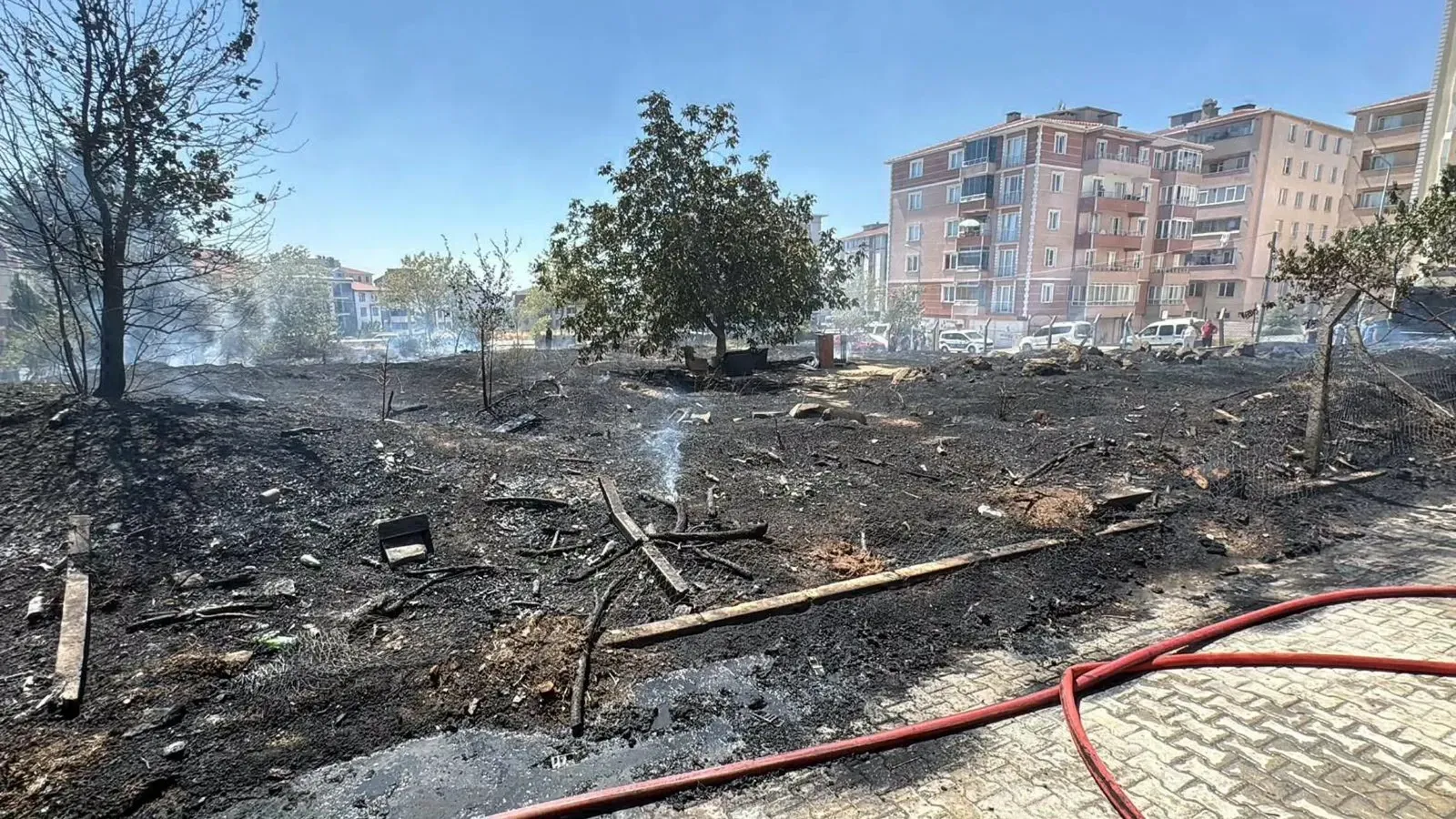 Çorlu’da yangın kabusu! Alevler park halindeki araçlara sıçradı