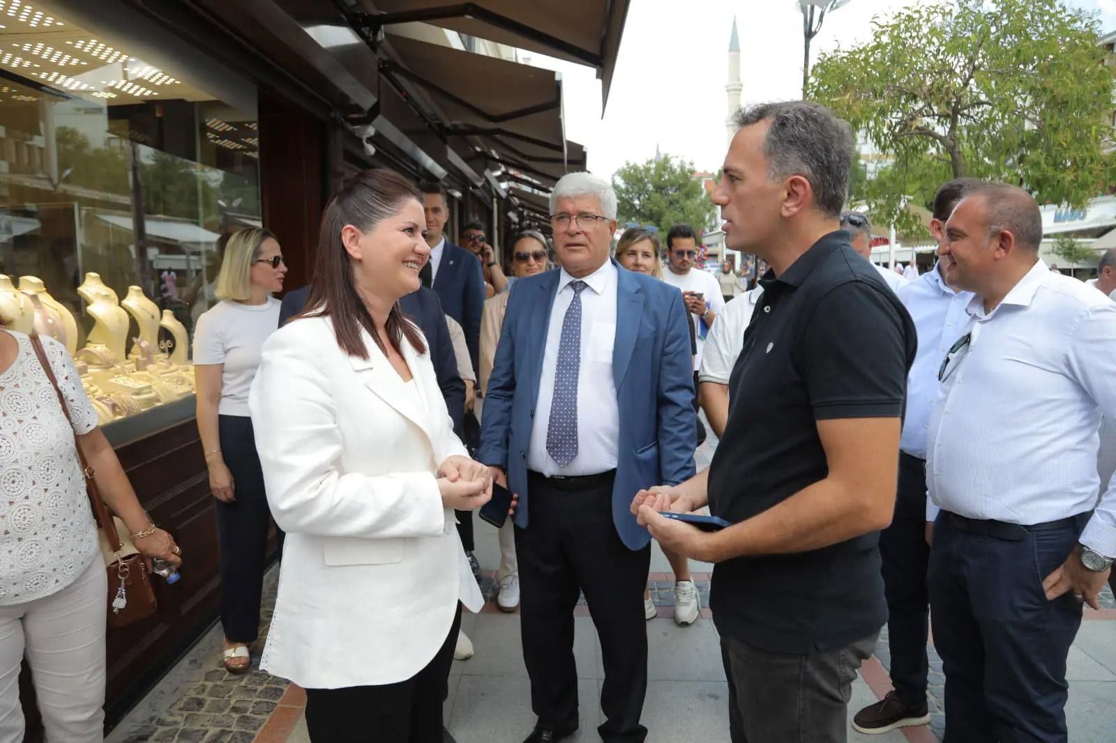 Gencan sahada: Mahalleleri gezdi, vatandaş ve esnafın taleplerini dinledi