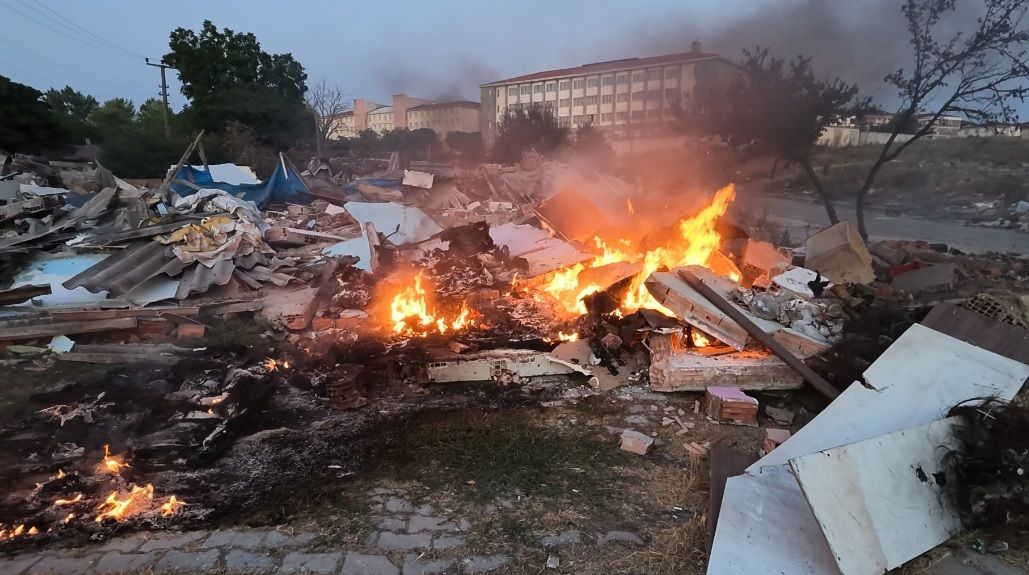 Önce yıkım, ardından yangın mahalleliyi isyan ettirdi