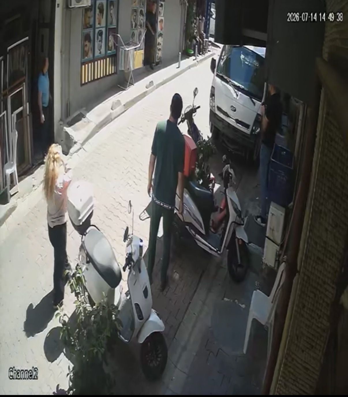 Tıraşını beğenmediği berberi bıçaklayıp kaçtı