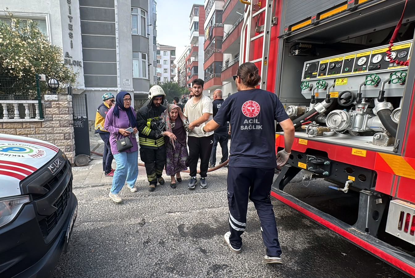 Yangında mahsur kalan kadını itfaiye kurtardı