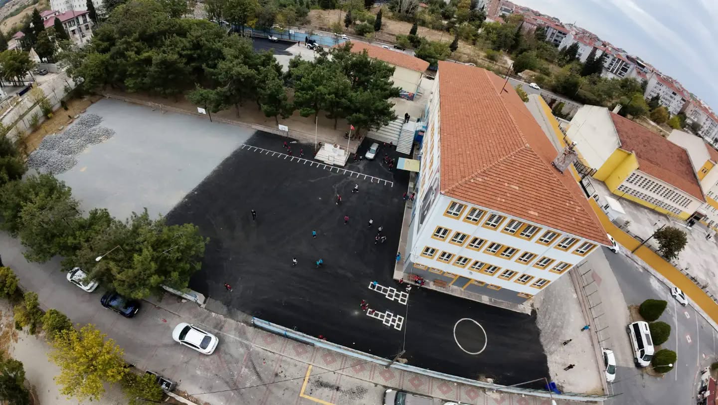 Okul bahçelerinde düzenleme çalışması 