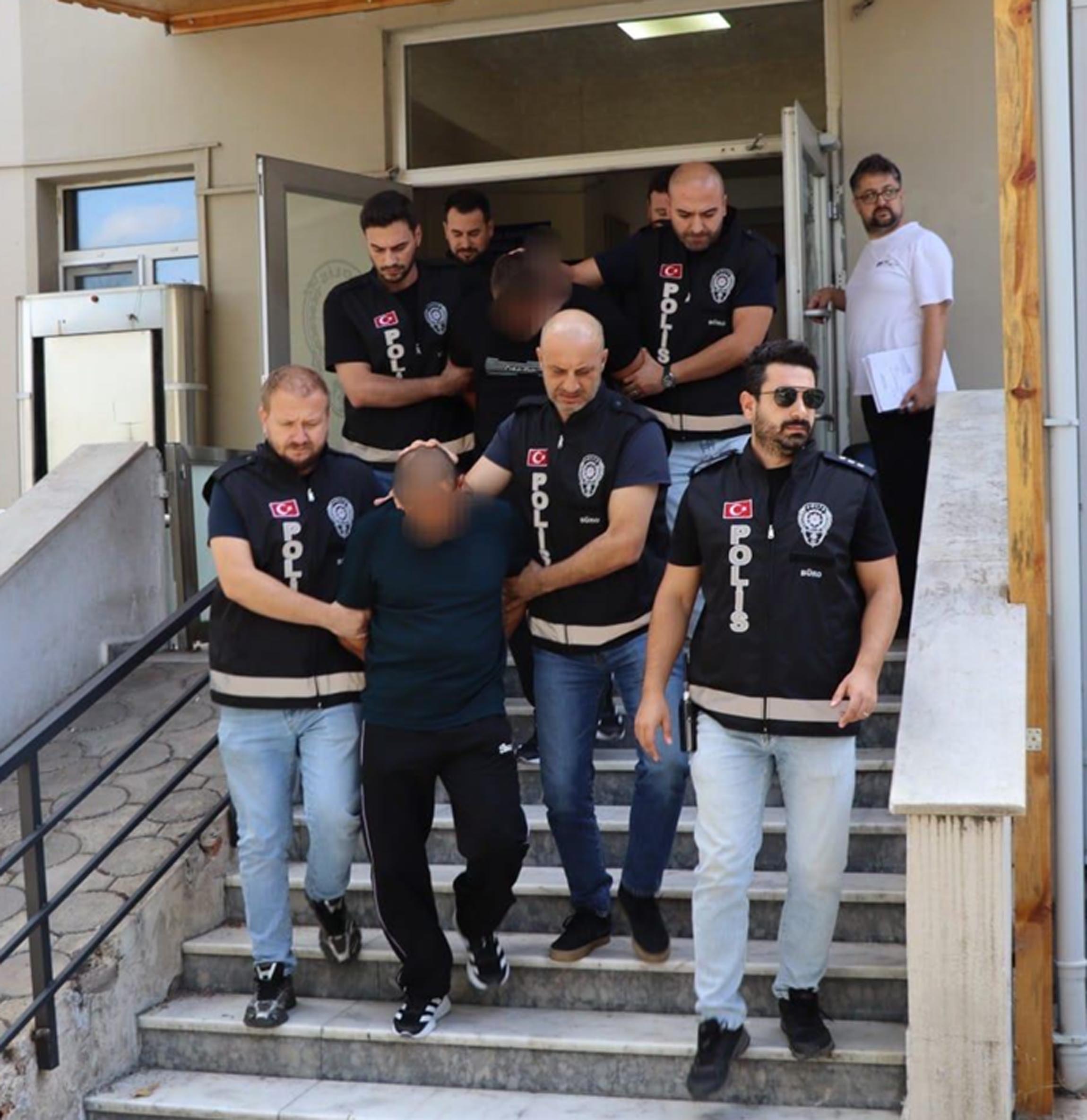 Polisten kaçarken uyuşturucu dolu poşeti bahçeye attılar