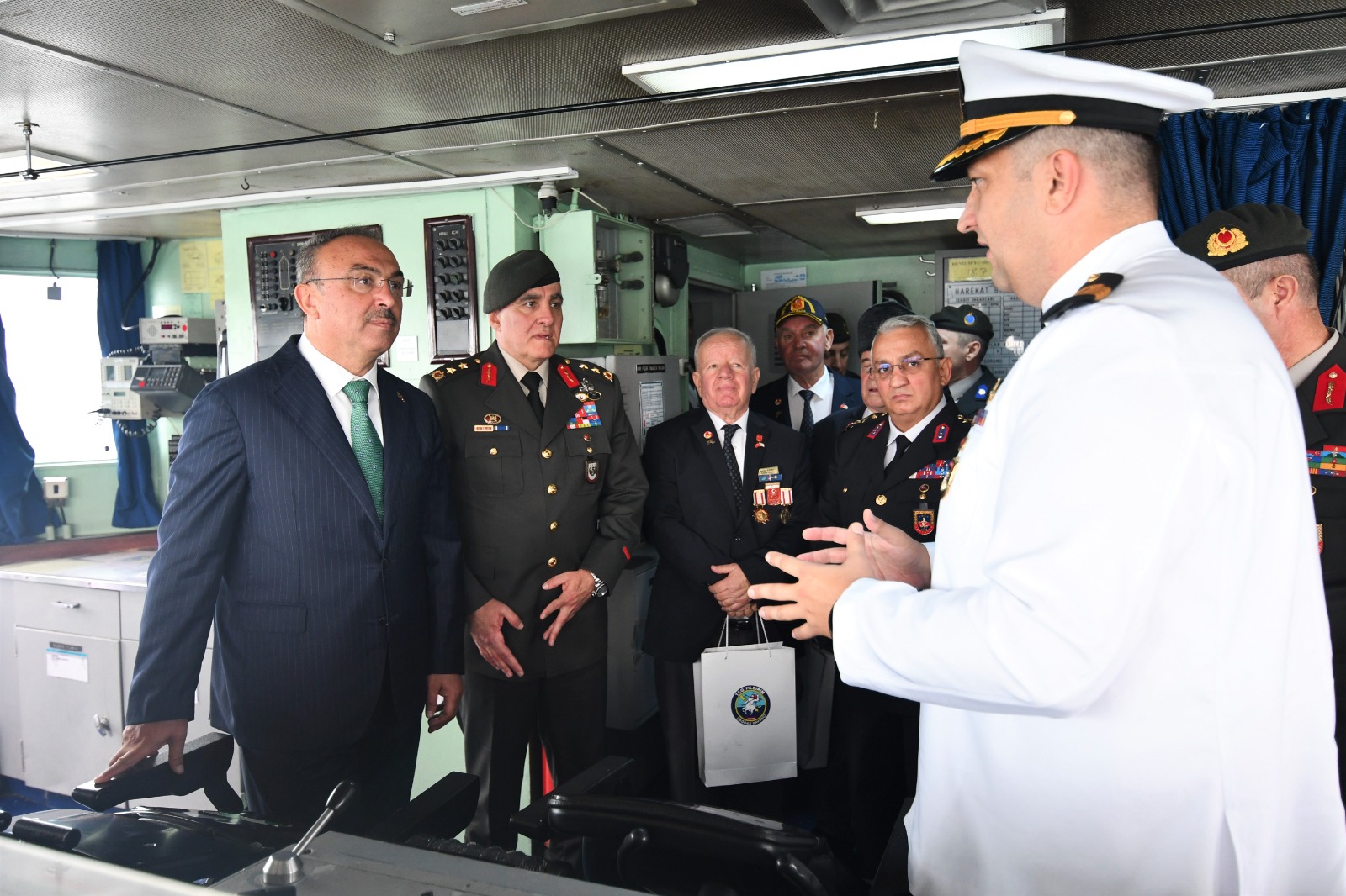 Vali Soytürk, TCG Yıldırım’da gaziler ve mürettebatla buluştu