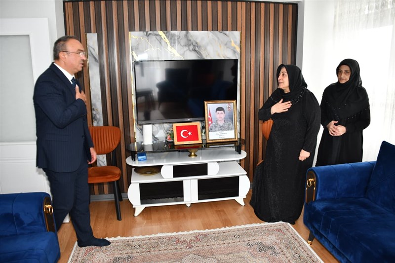 Vali Soytürk, şehidimizin ailesinin acısını paylaştı