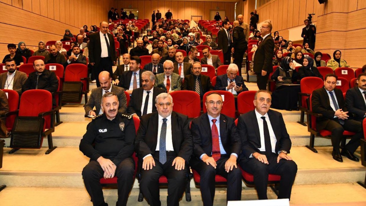 Vali Soytürk’ten dijital bağımlılık mesajı: Gençler risk altında