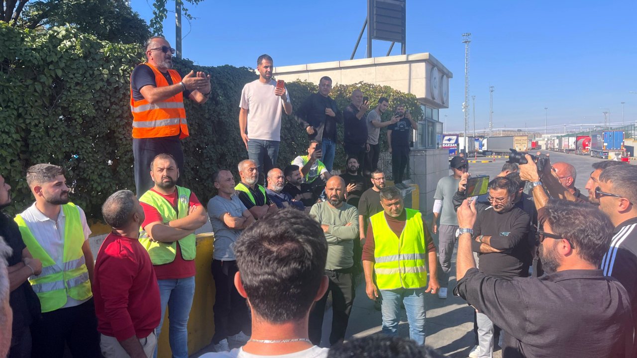 Kapıkule’de TIR şoförlerinden oturma eylemi: Turist değil, emekçiyiz