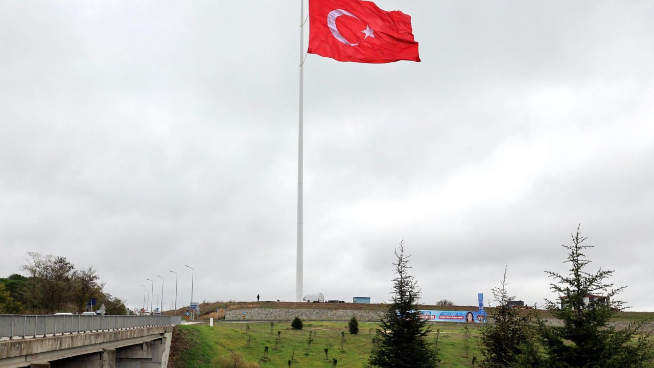 81 ilin kardeşliği 81 metrede dalgalanıyor
