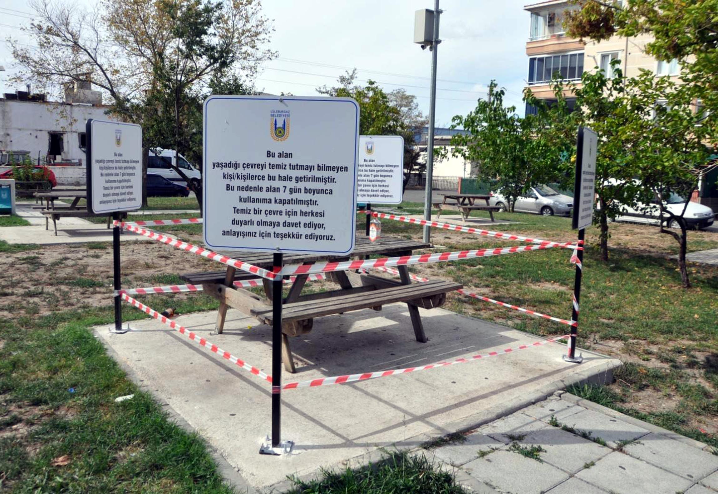 Parkı kirletenlere anlamlı mesaj: Oturma alanı 7 günlüğüne kapatıldı