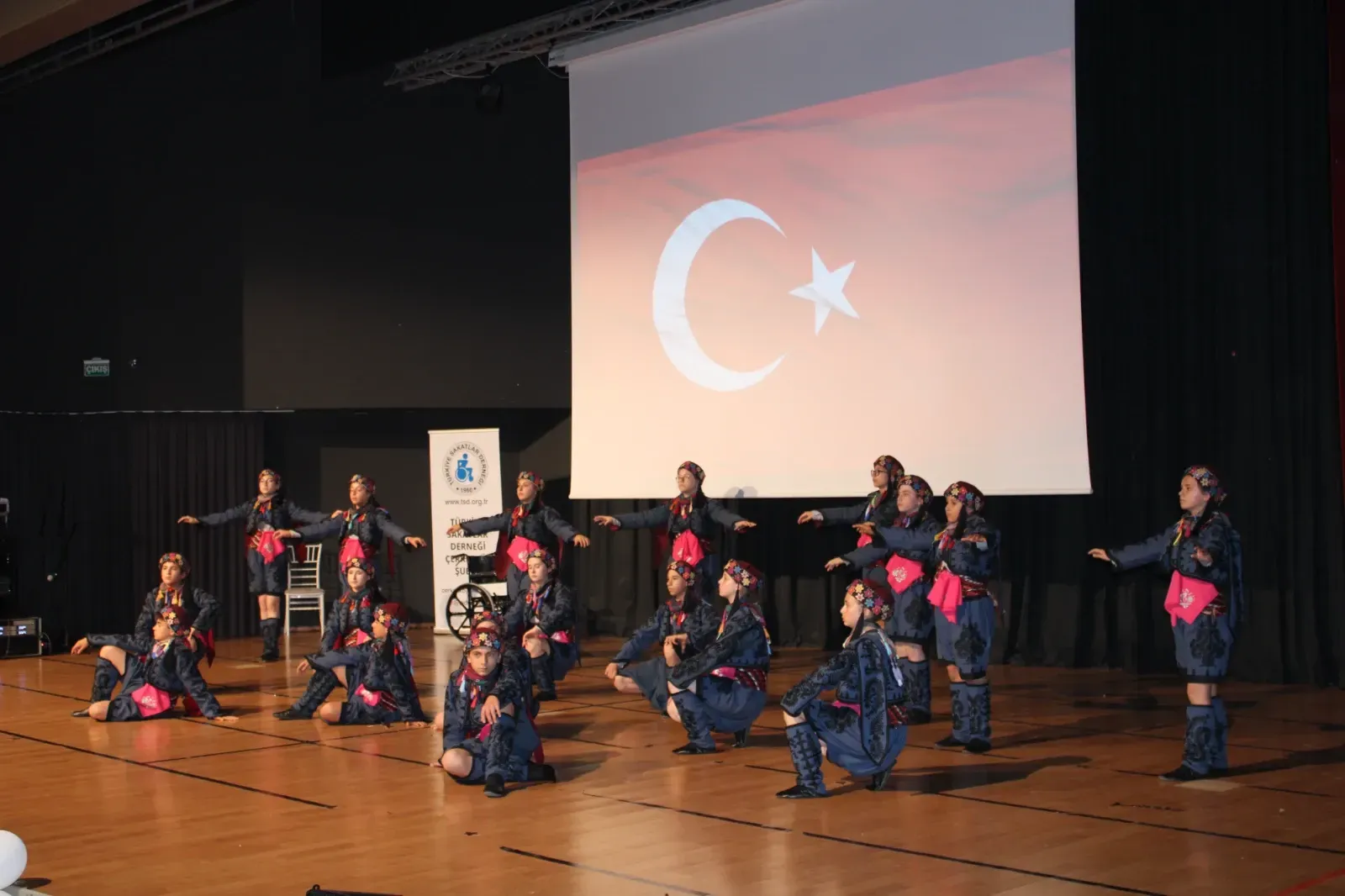 Azim sahneye taşındı, alkışlar susmadı!