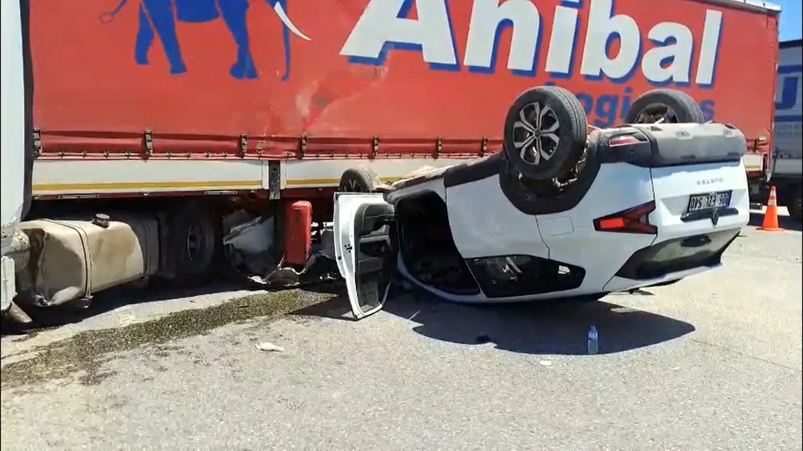 Kavşakta otomobille TIR çarpıştı; 1 ölü; 2 yaralı