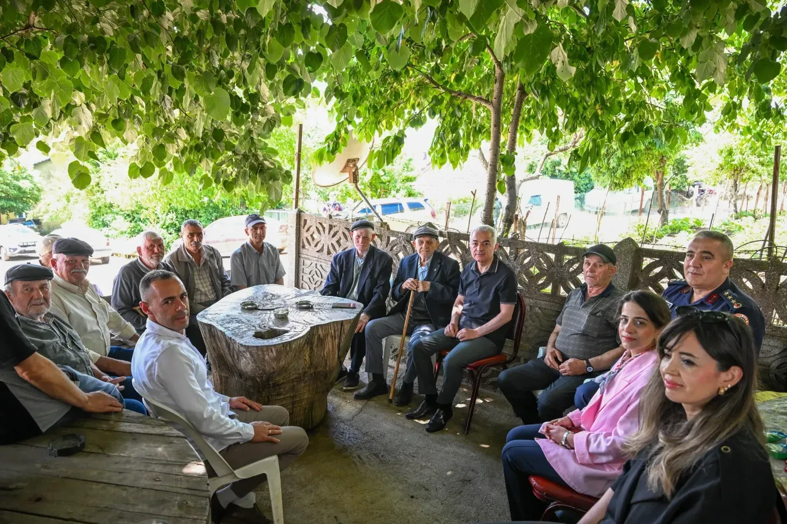 Eller semaya şükür için kalktı
