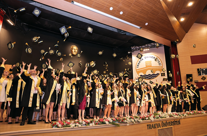 Uygulamalı Bilimler Fakültesi’nde mezuniyet heyecanı