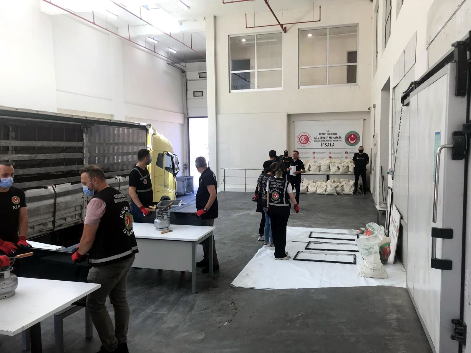 Sınır kapısında 1 ton 500 kilogram uyuşturucu ele geçirildi
