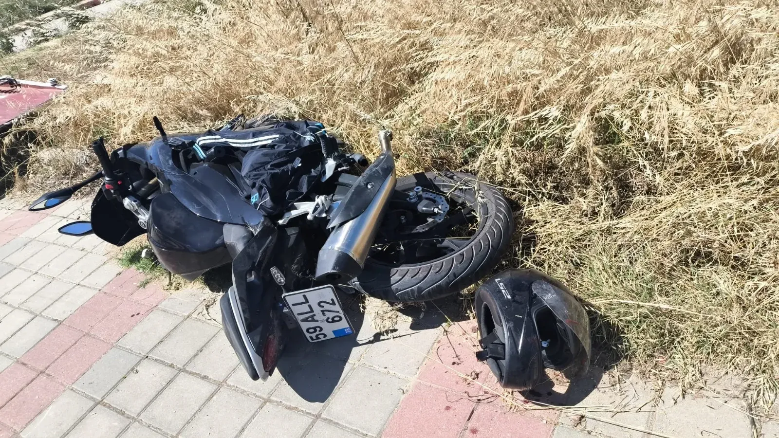 Kask sayesinde ölümden döndü
