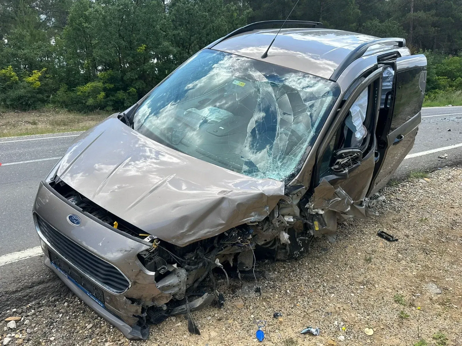 Otomobille hafif ticari araç çarpıştı; 5 kişi yaralandı