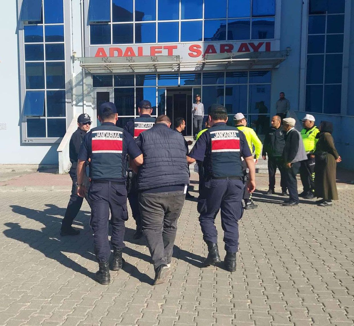 Durdurulan taksiden 4 kaçak göçmen çıktı