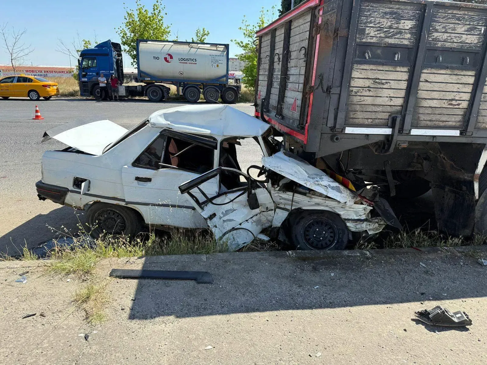 İki otomobil kafa kafaya çarpıştı