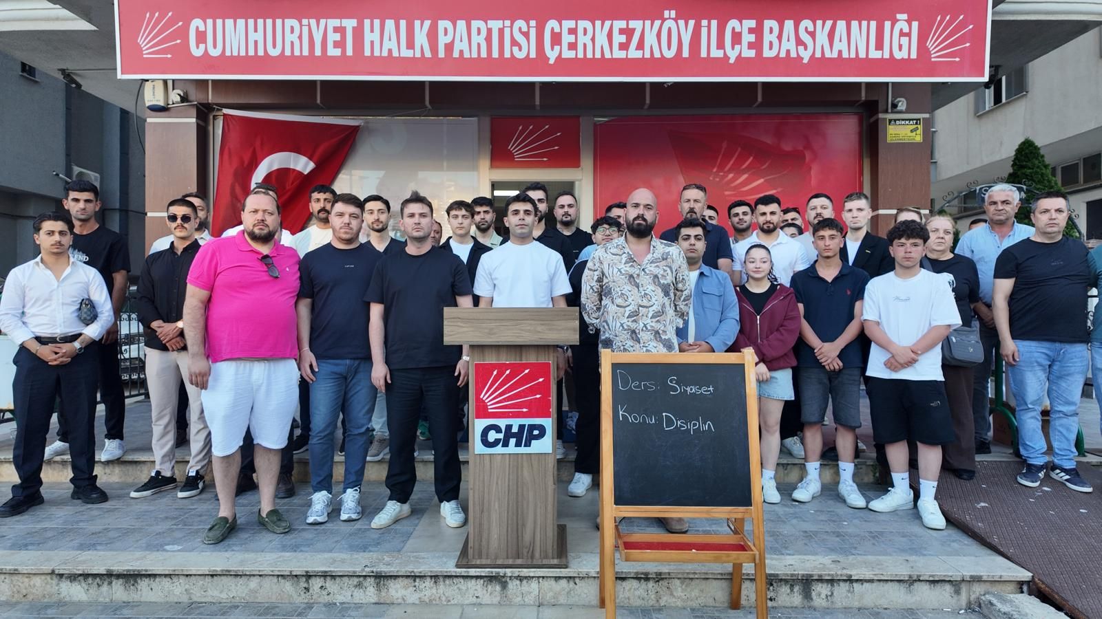 Akay’a bir destek de CHP’li gençlerden
