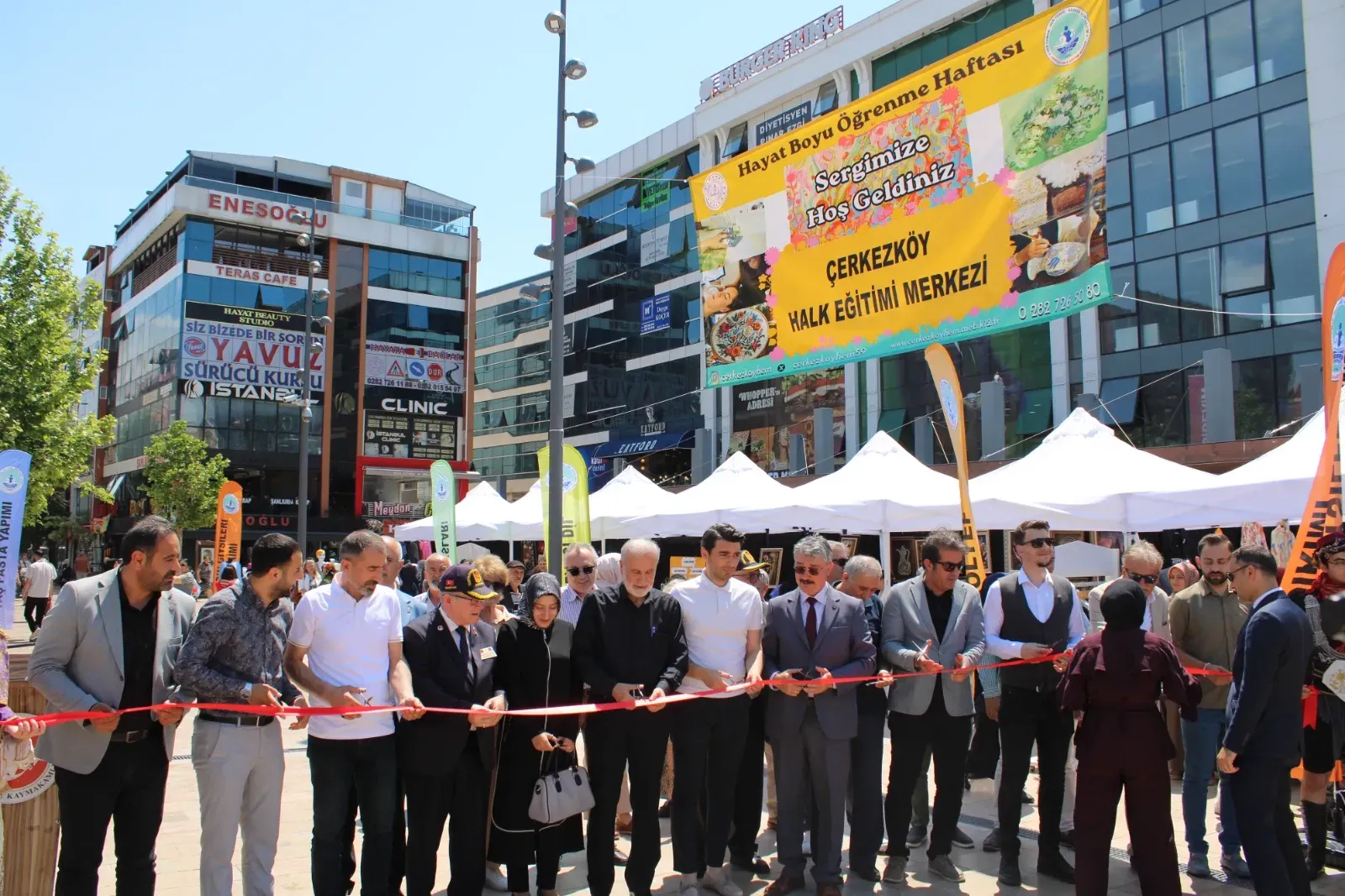 Cumhuriyet Meydanı emekle renklendi