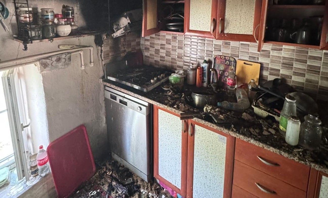 Elektrikli ocaktan çıkan yangını itfaiye söndürdü