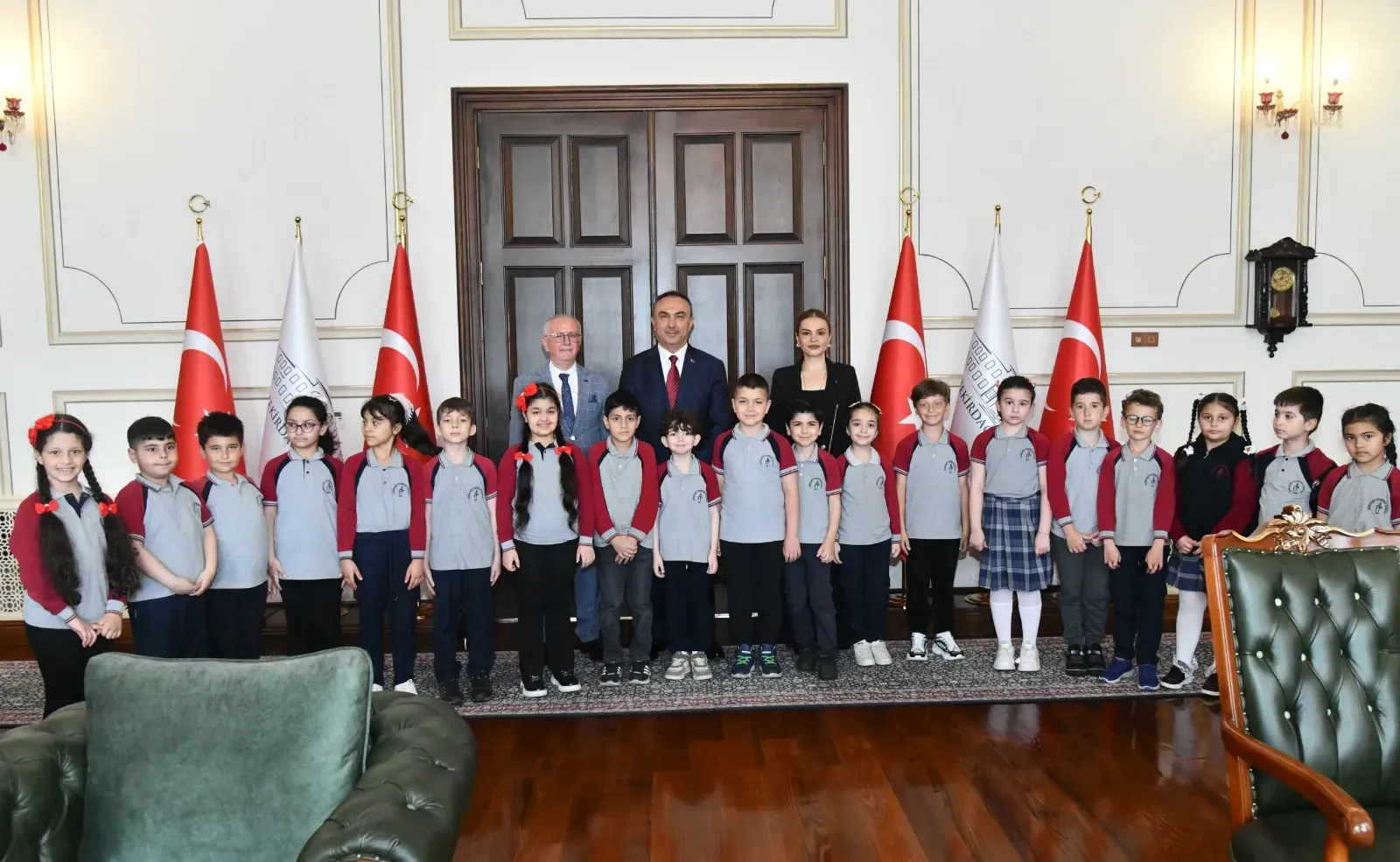 Vali Soytürk, minik öğrencilerle bir araya geldi