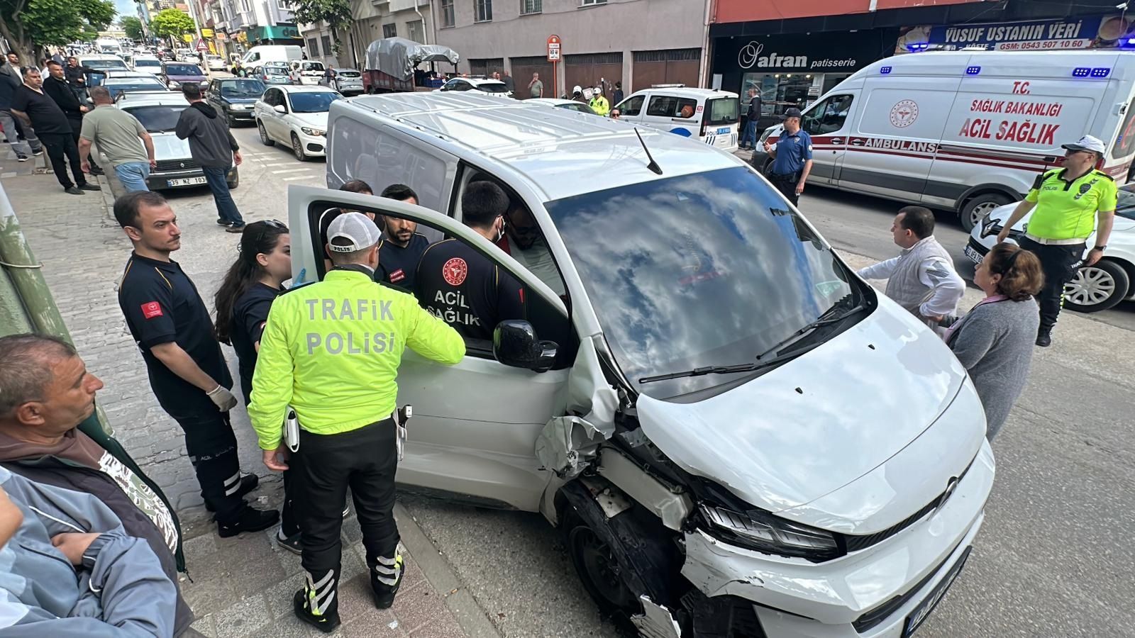 Kamyonet, park halindeki 5 araca çarptı