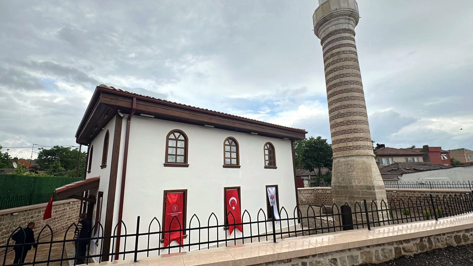Restore edilen tarihi mescit, cami olarak ibadete açıldı