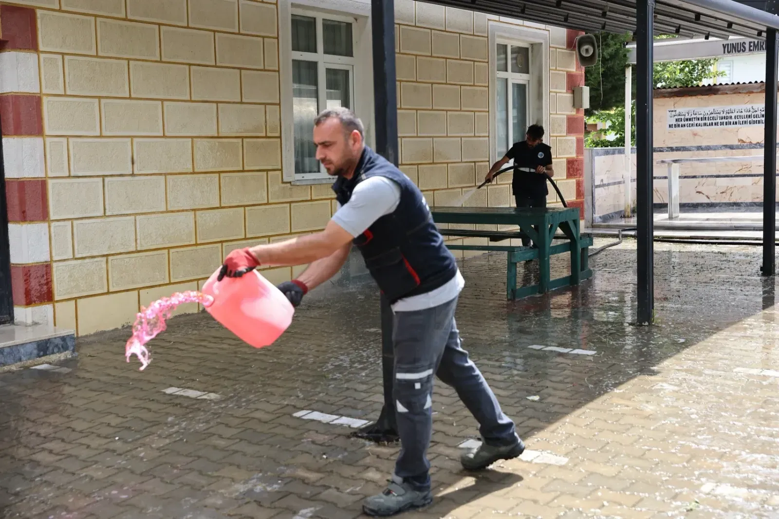 Belediyeden bayram öncesi camilerde temizlik seferberliği