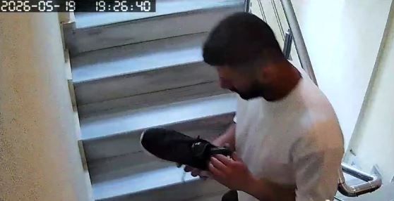 Ayakkabı hırsızının rahat tavırları kamerada! Apartmana girdi, 4 çift ayakkabıyı çalıp gitti