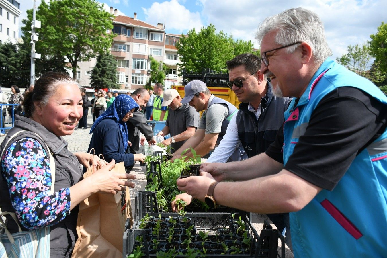Belediyenin seralarında üretilen fideler, vatandaşlara dağıtıldı