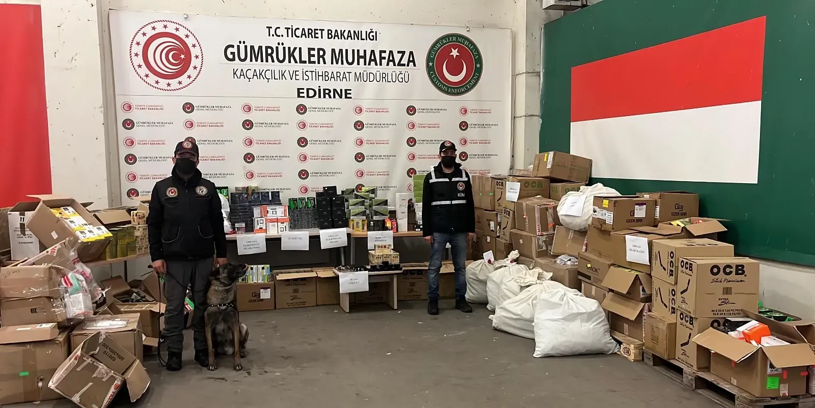 TIR'da uyuşturucu ve kaçak sigara malzemesi ele geçirildi
