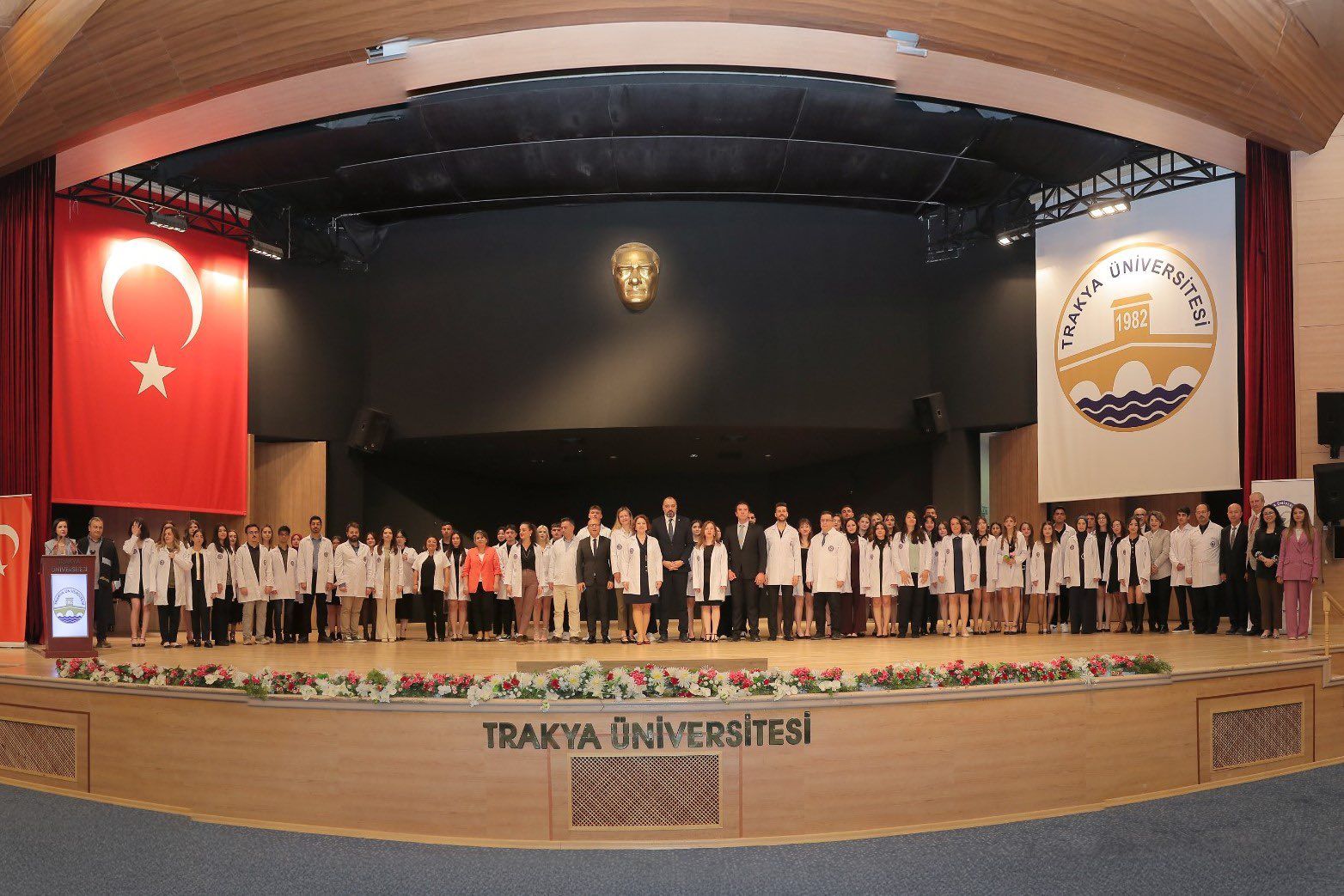 Beyaz önlük giyerek mesleğe ilk adımlarını attılar