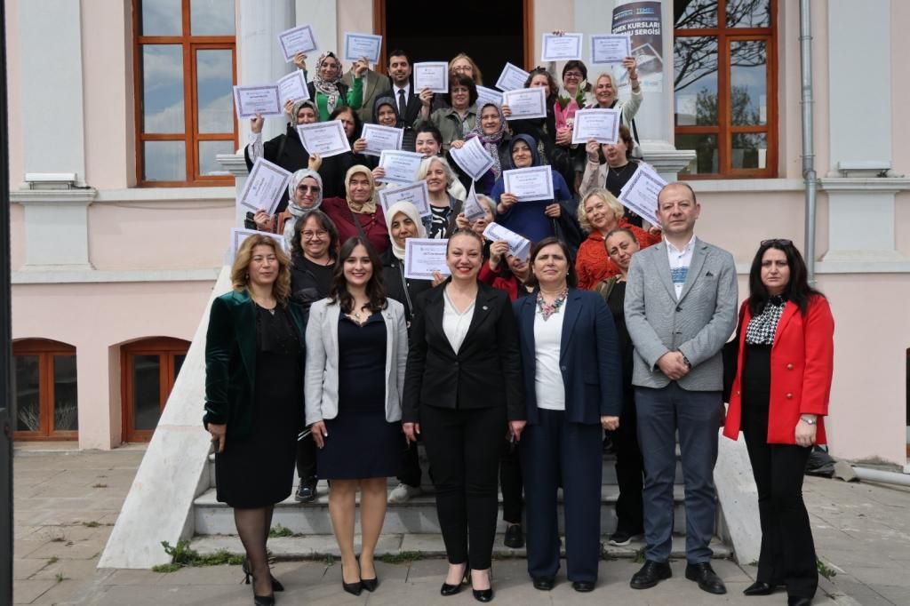 Kursiyerlerin el emeği ürünleri, yılsonu sergisinde görücüye çıktı