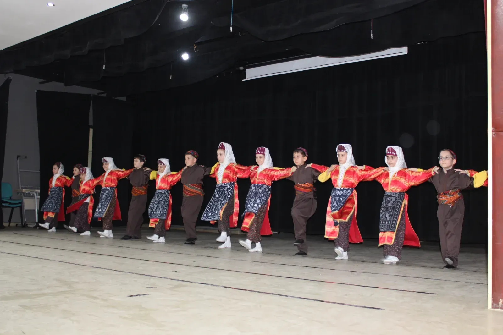 ZEKİ ALGUR İLKOKULU’NDAN COŞKU DOLU FESTİVAL Minik öğrenciler sahnede büyüledi, veliler salonu doldurdu