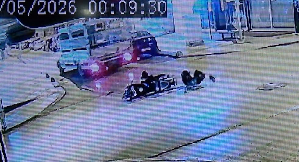 Motosikletle kamyonet çarpıştı; 2 yaralı