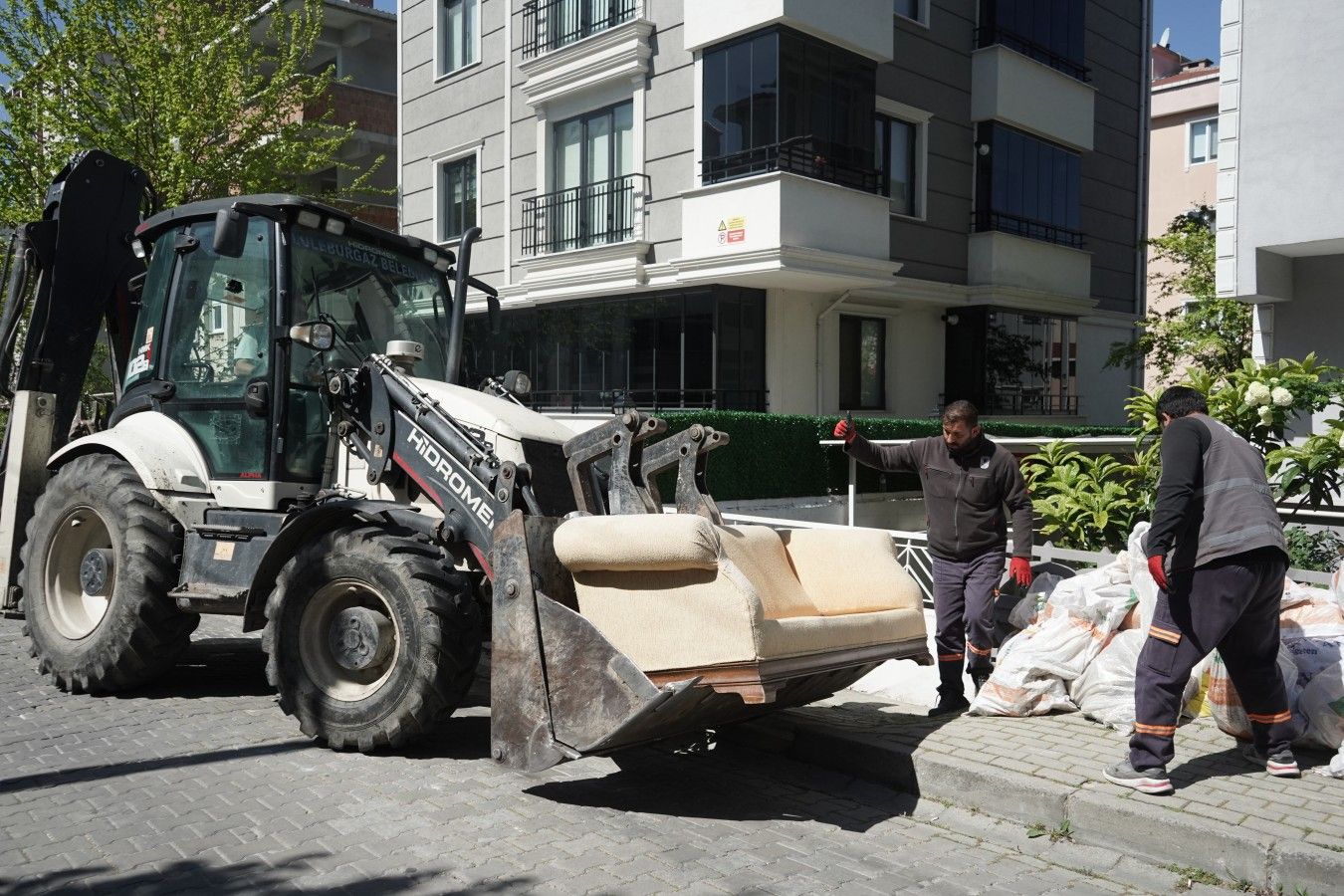 Gelişigüzel bırakılan atıklar, belediye ekipleri tarafından toplanıyor