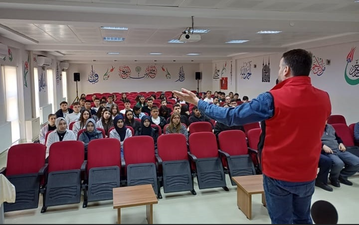 Polisten öğrencilere ‘doğru iletişim’ semineri