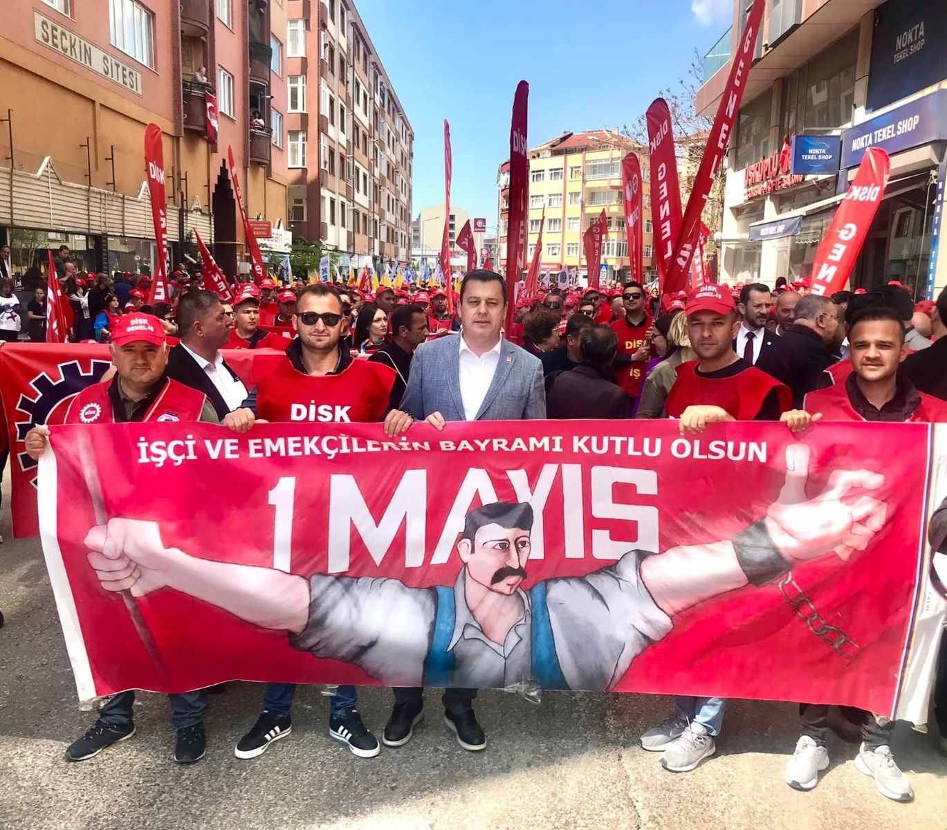 “Bu ülkenin gerçek gücü, emeğiyle var olan milyonlardır”