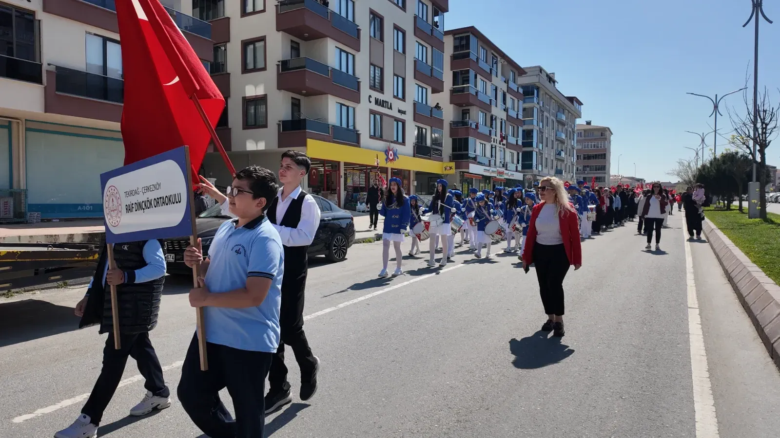 Ortaokul öğrencilerinden 23 Nisan’da coşkulu kortej
