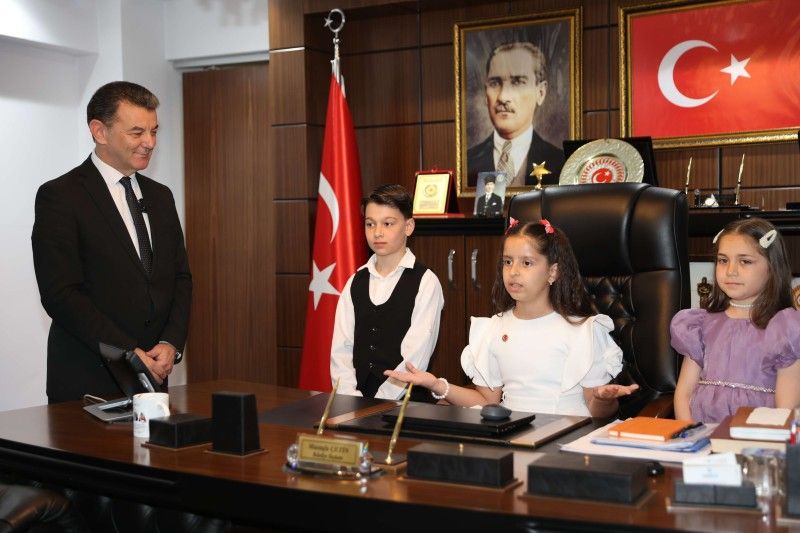 Başkanlar koltuklarını çocuklara devretti