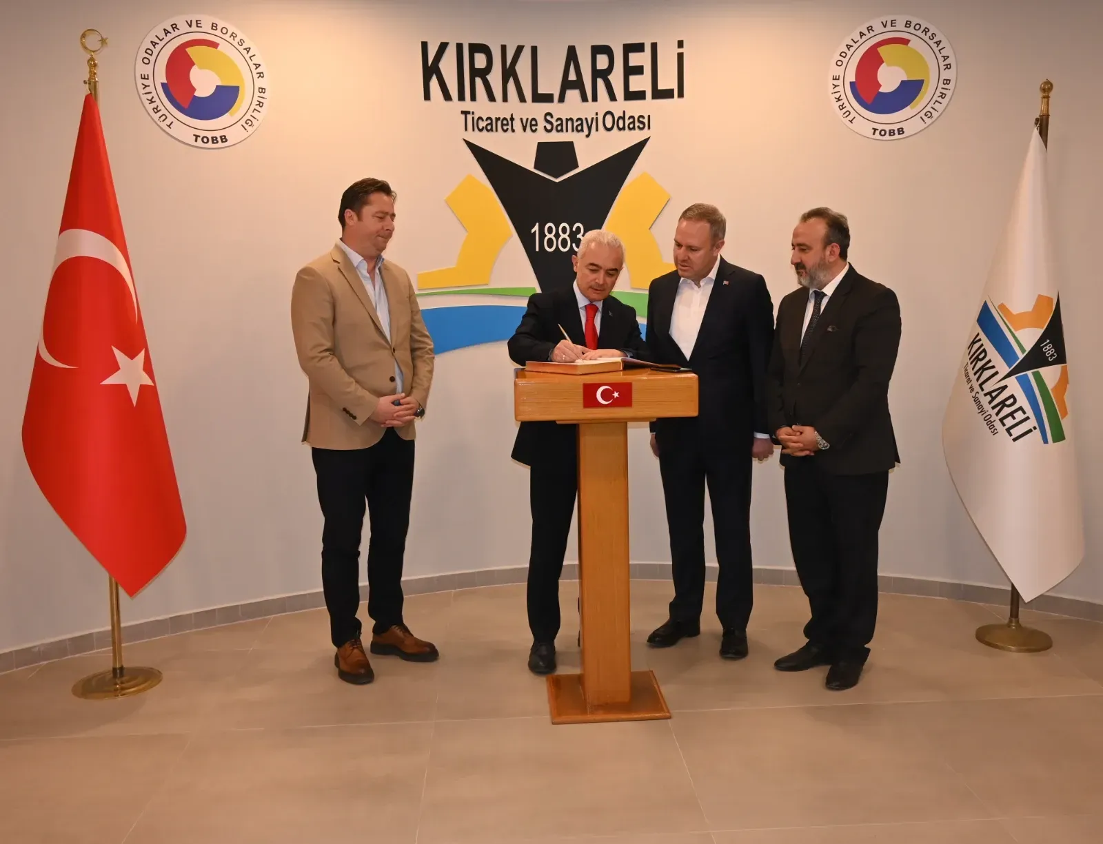 Vali Turan, Kırklareli TSO’nun şeref defterini imzaladı