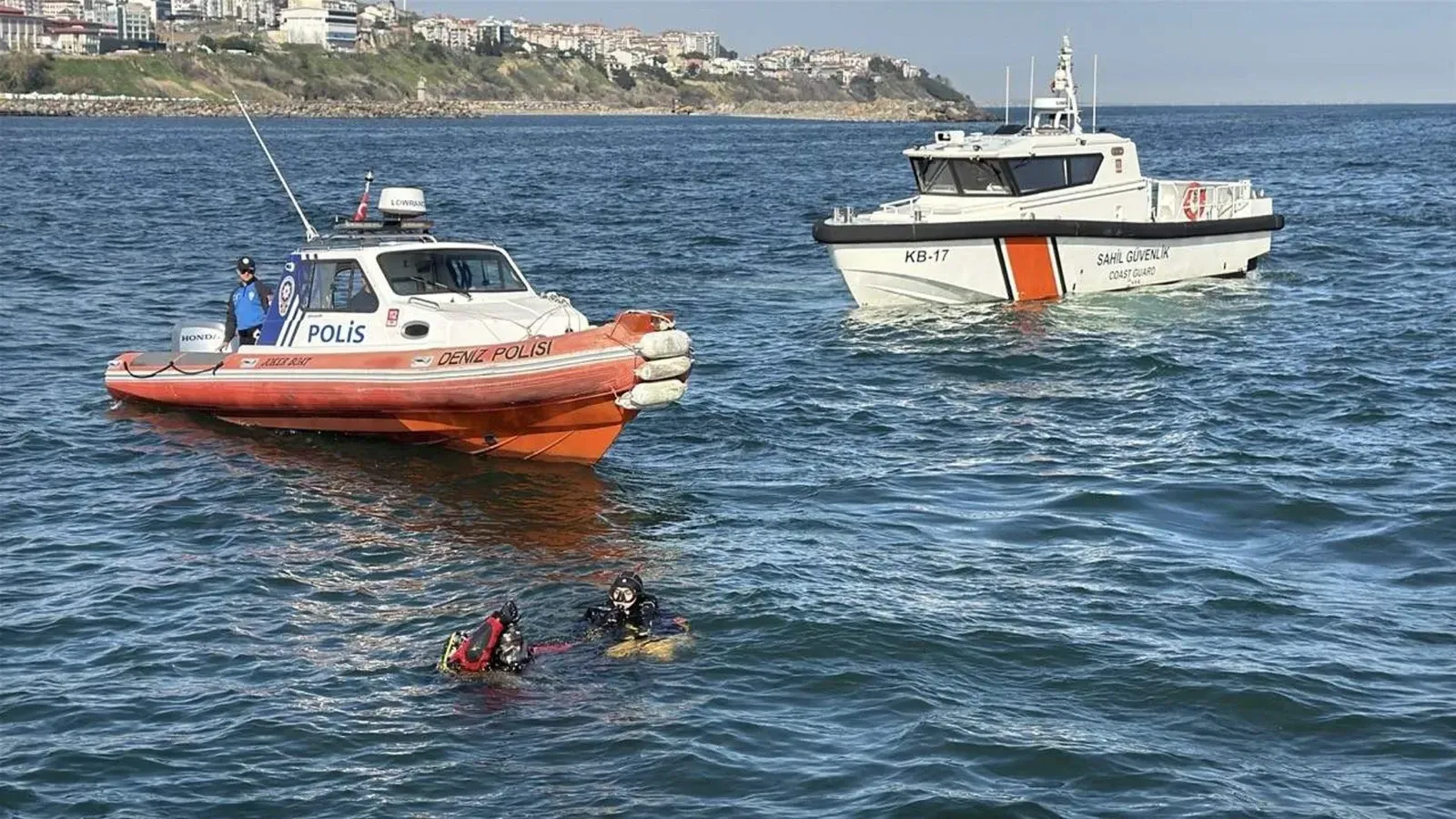 Dalgıç polisler, denizde dip temizliği yaptı