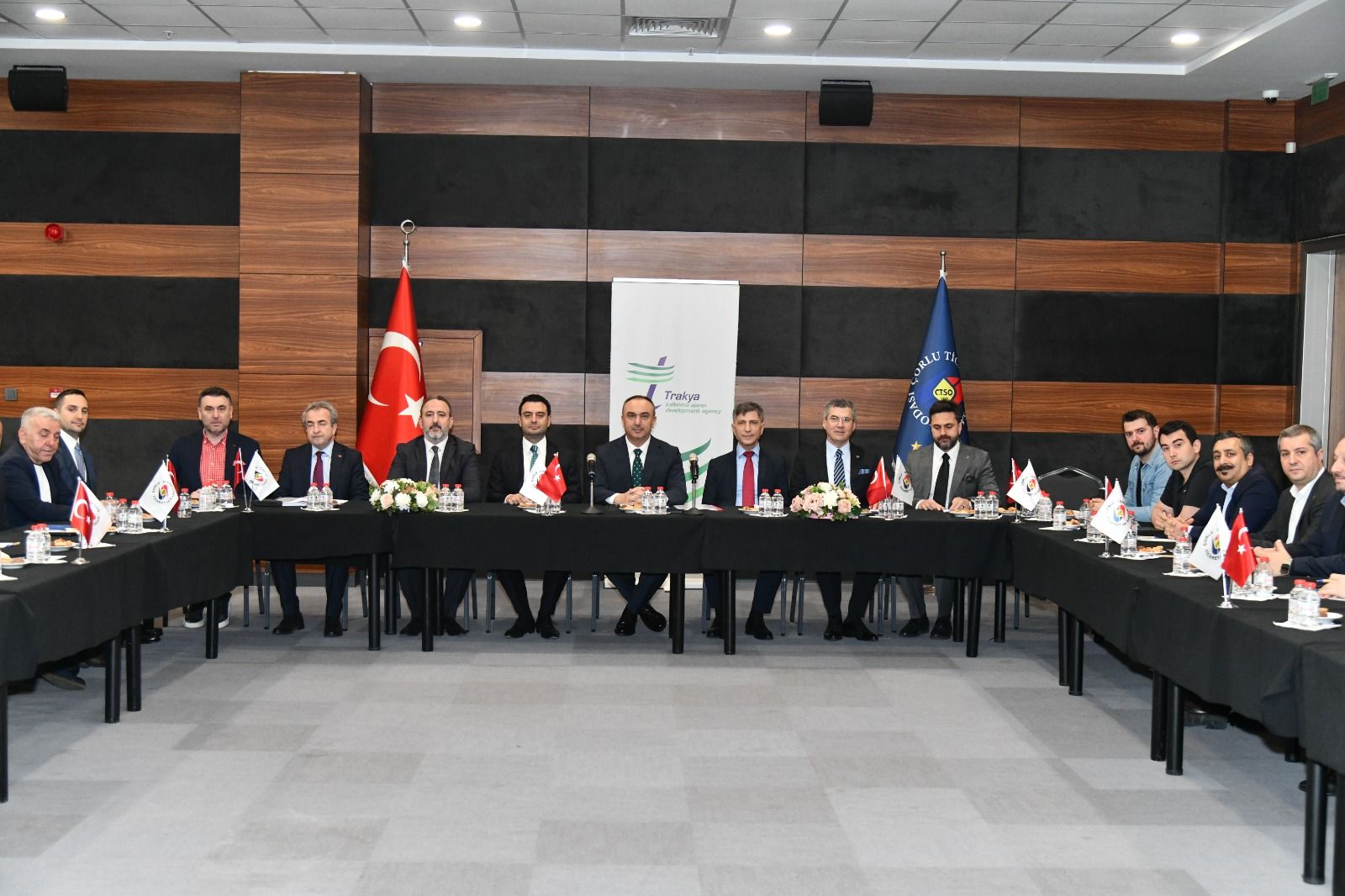 Vali Soytürk, motorlu taşıt aksamı üreticileriyle bir araya geldi
