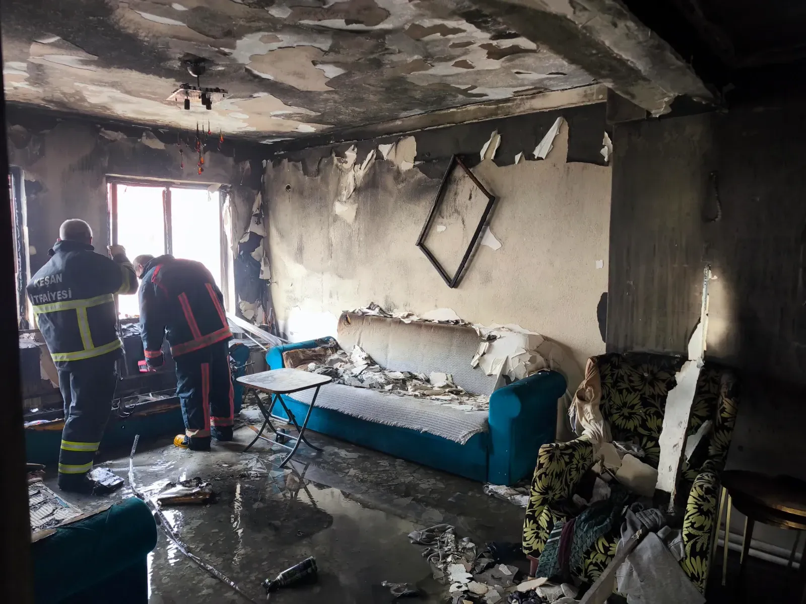 Önce evi ateşe verdi, sonra babasını arayıp söndürmesini istedi